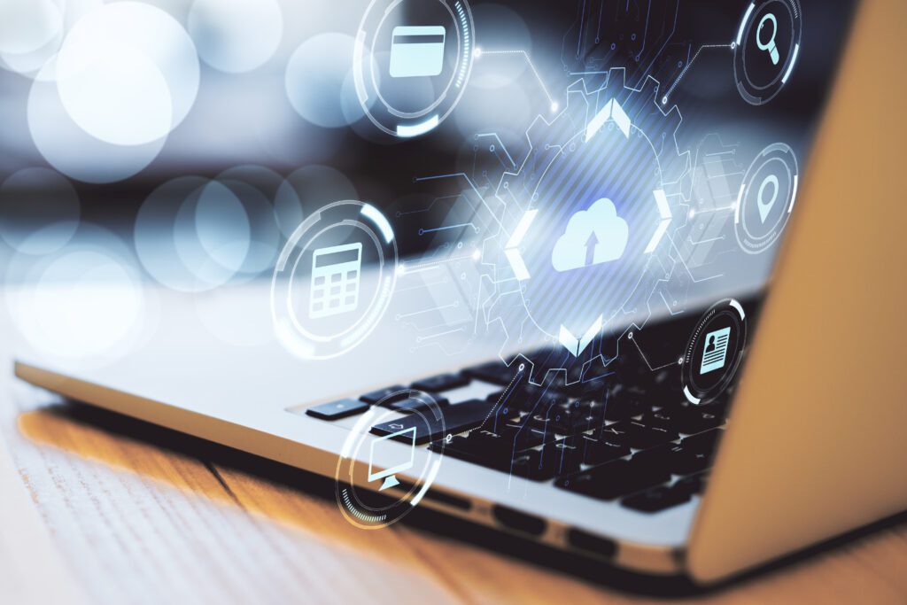 conceito de armazenamento line em nuvem com lupa de cartao de credito em nuvem digital e sinais de pontuacao acima teclado laptop em fundo